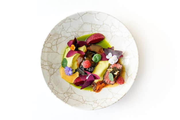 Talerz z kolorowym posiłkiem